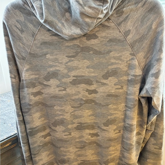 Ink, Love and Peace Women’s Camo Hoodie
NWT, Size 1X - Picture 4 of 4